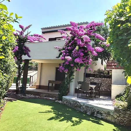 Madu --- Entire Private With Jacuzzi טרוגיר